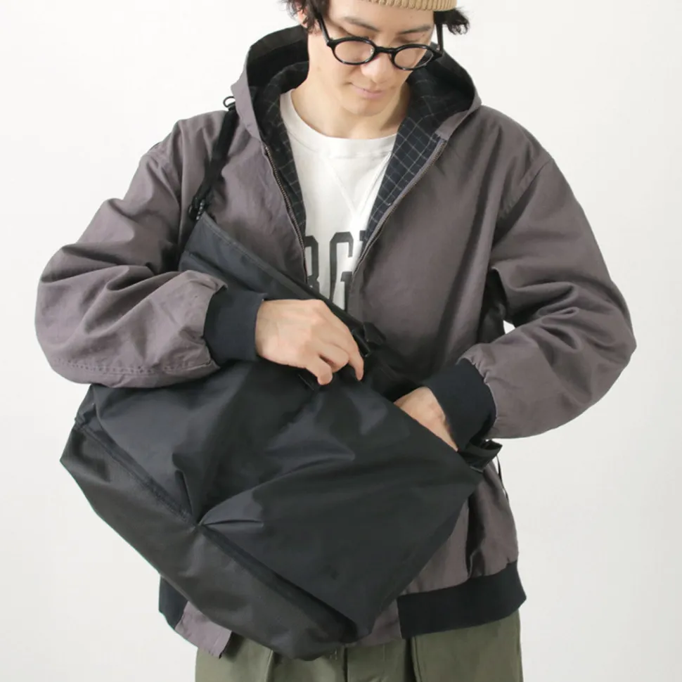 F/CE. / Lightweight courier shoulder bag