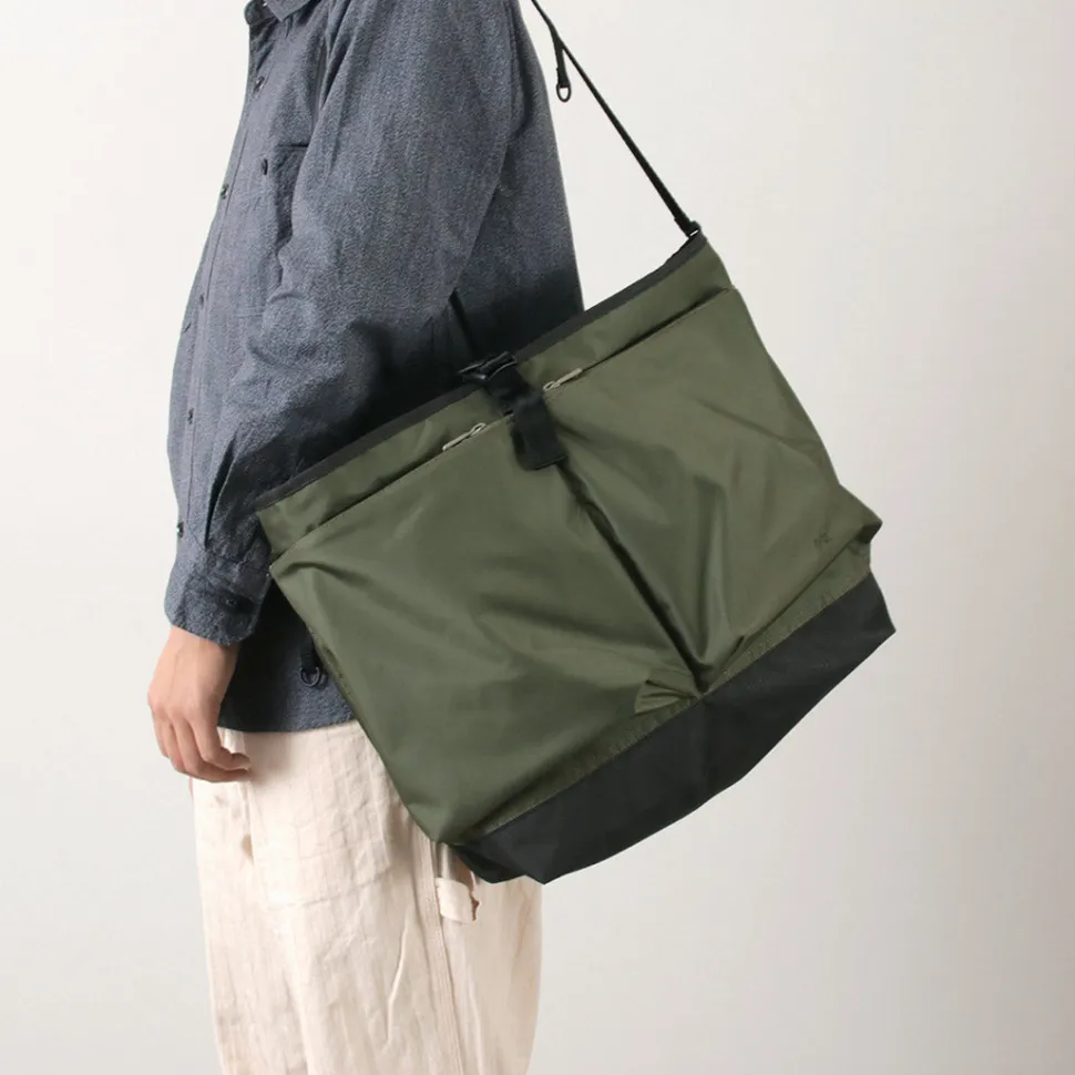 F/CE. / Lightweight courier shoulder bag