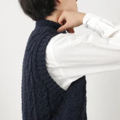 OLD DERBY KNITWEAR / Cable Turtle Slipover