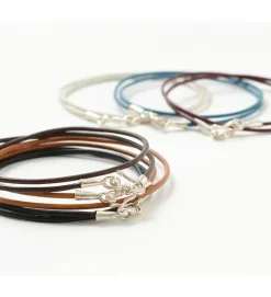 PHADUA / Leather choker necklace in Karen silver.